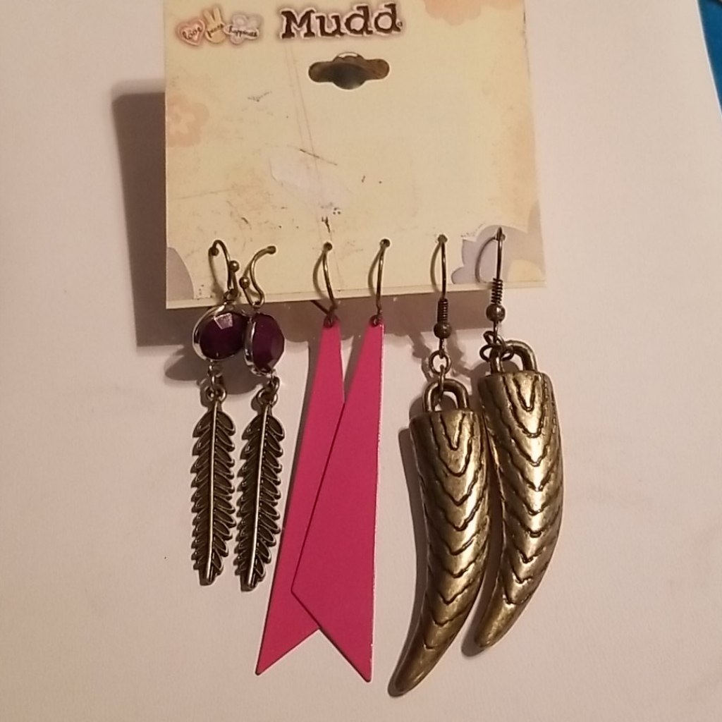 Mudd Earrings 8$